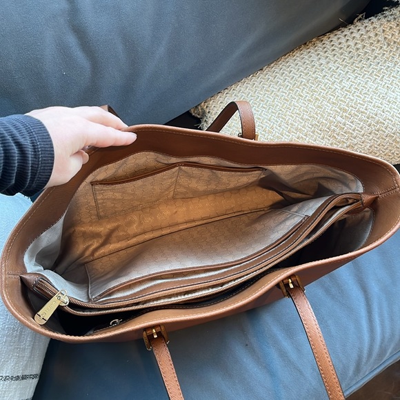 Michael Kors Large Jet Set Tote - Picture 5 of 7